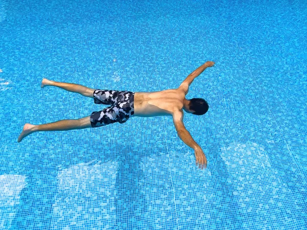 Homem Afogado Flutuando Água Piscina Interior Tiro Conceitual — Fotografia de Stock