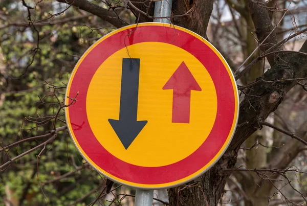 道路上の今後の交通標識への道を提供し 選択的な焦点 — ストック写真