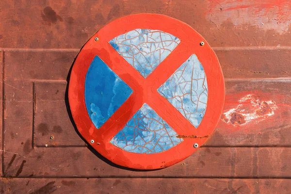 Worn Parking Stopping Traffic Sign Rusty Metal Surface Copy Space — Stock Photo, Image