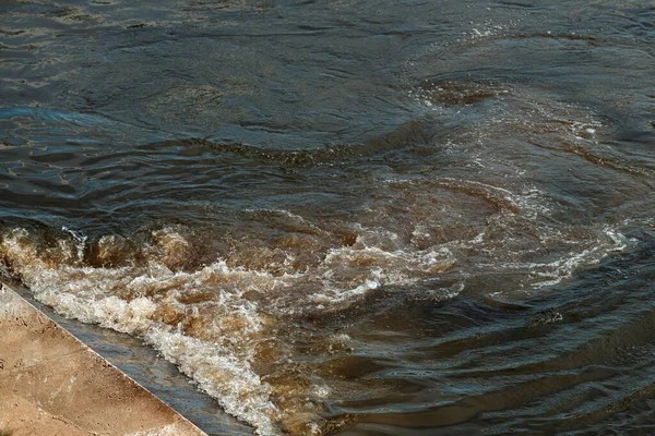 Tubulação Esgoto Cair Rio Poluição Água Conceito Danos Ambientais Foco — Fotografia de Stock