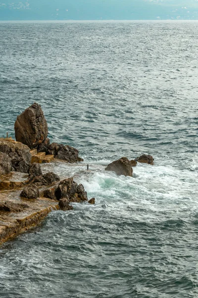 Ondas Oceánicas Frenando Las Rocas Costa Cubriéndolas Espuma Blanca Soleado — Foto de Stock