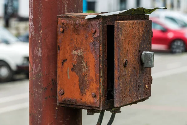 古い着用し 通りに電気ボックスを腐食 選択的な焦点 — ストック写真