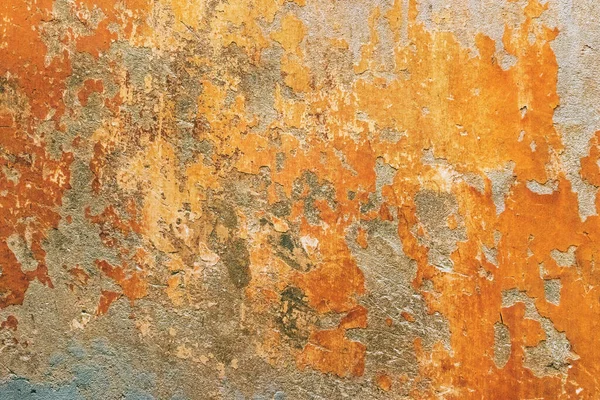被毁的老橙色房子正面墙壁 漆皮剥落作为灰泥的背景 — 图库照片