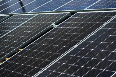 Fotovoltaik hücreler kullanarak güneş ışığını elektriğe dönüştüren güneş paneli aygıtı, seçici odak noktası