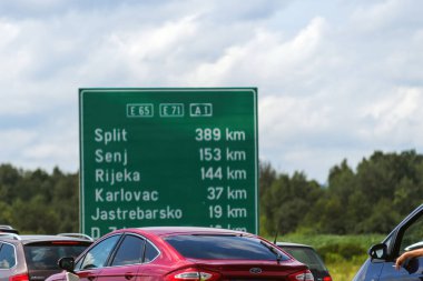 Zagreb, Hırvatistan - 22 Temmuz 2023: Hırvat başkentini yaz tatili sezonunda Adriyatik kıyısındaki kentlere bağlayan karayolu trafiği sıkışıklığı