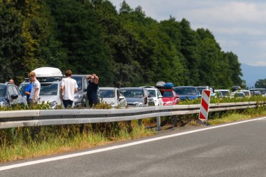 Zagreb, Hırvatistan - 22 Temmuz 2023: Hırvat başkentini yaz tatili sezonunda Adriyatik kıyısındaki kentlere bağlayan karayolu trafiği sıkışıklığı