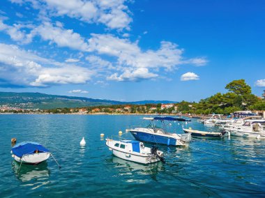 SILO, CROATIA - 20 Temmuz 2023: Hırvatistan 'ın Krk adasının kuzeydoğusundaki Silo köyü. Dobrinj belediyesinin turizm merkezleri.