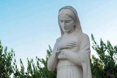 Crikvenica, Hırvatistan - 18 Temmuz 2023: Kutsal Bakire Meryem 'in Varsayımı Kilisesi önünde Bakire Meryem heykeli