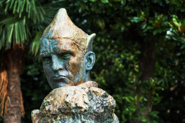 Crikvenica, Hırvatistan - 21 Temmuz 2023: Nikola Car Crni heykeli parkta. 2. Dünya Savaşı 'nda Yugoslavya' nın Kahramanıydı. Zvonko Car 'ın sanat eseriydi.