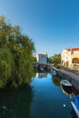 Crikvenica, Hırvatistan - 18 Temmuz 2023: Crikvenica 'daki Dubracina Nehri Adriyatik Denizi' ne akıyor