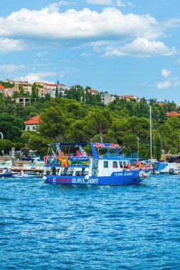 CRIKVENICA, CROATIA - 20 Temmuz 2023: Plima jedan Seafari Cam teknesi turistleri Krk adasından Crikvenica kasabasına taşıyor