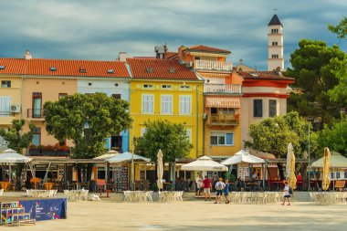 Crikvenica, Hırvatistan - 21 Temmuz 2023: Hırvatistan 'ın Adriyatik kıyısındaki ünlü turizm beldesi Crikvenica şehir meydanı