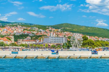 Crikvenica, Hırvatistan - 20 Temmuz 2023: Adriyatik 'in deniz ve şehir plajlarının güzel kıyıları, turistlerin yaz tatili için ünlü tatil beldeleri