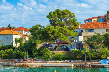 SILO, CROATIA - 20 Temmuz 2023: Hırvatistan 'ın Krk adasının kuzeydoğusundaki Silo köyü. Dobrinj belediyesinin turizm merkezleri.