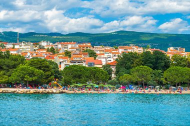 Crikvenica, Hırvatistan - 20 Temmuz 2023: Adriyatik 'in deniz ve şehir plajlarının güzel kıyıları, turistlerin yaz tatili için ünlü tatil beldeleri