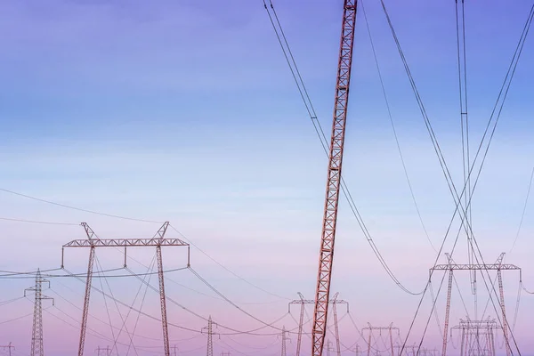 田舎に架空送電線のある電気パイロン送電塔 コピースペース付 — ストック写真