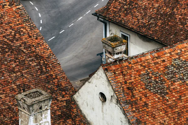 セルビアのノヴィ サドの一部となっているペトロヴァラディンの古い町の古い屋上と家の煙突の高い角度の眺め — ストック写真