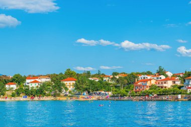 SILO, CROATIA - 20 Temmuz 2023: Hırvatistan 'ın Krk adasının kuzeydoğusundaki Silo köyü. Dobrinj belediyesinin turizm merkezleri.