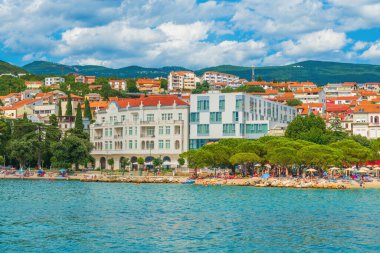 Crikvenica, Hırvatistan - 20 Temmuz 2023: Adriyatik 'in deniz ve şehir plajlarının güzel kıyıları, turistlerin yaz tatili için ünlü tatil beldeleri