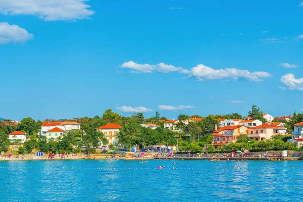 SILO, CROATIA - 20 Temmuz 2023: Hırvatistan 'ın Krk adasının kuzeydoğusundaki Silo köyü. Dobrinj belediyesinin turizm merkezleri.