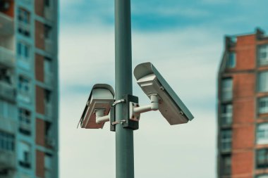 Kentsel yerleşim bölgesindeki güvenlik kamerası. Mimari binalar, seçici odaklı.