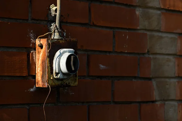 Старый Изношенный Электрический Выключатель Наружной Кирпичной Стене Избирательный Фокус — стоковое фото