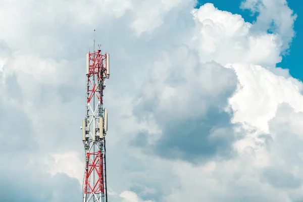 Mobilní Telefonie Základna Stanice Komunikační Věži Proti Oblačnému Letnímu Nebi — Stock fotografie
