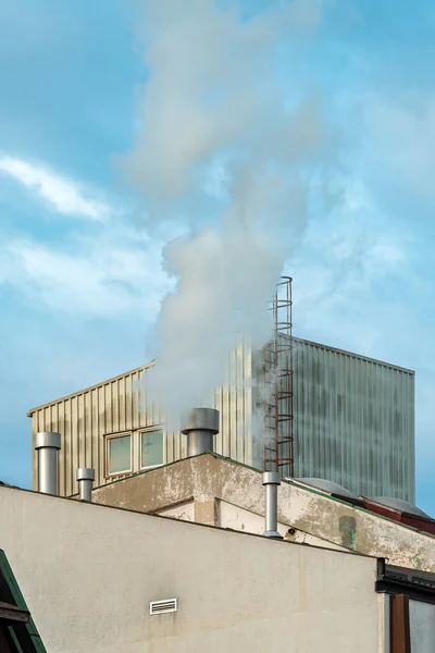 Industrieschornsteinabgase Und Dampfabgase Alten Fabrikgebäuden Selektiver Fokus — Stockfoto