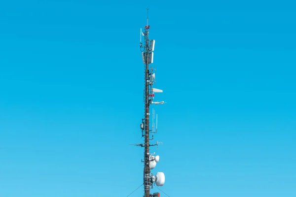 Velká Telekomunikační Věž Anténami Satelitními Anténami Opakovači Mobilních Telefonních Signálů — Stock fotografie