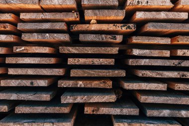 Arkaplan olarak ahşap kereste yığınları, sert testereli kereste inşaat malzemesi