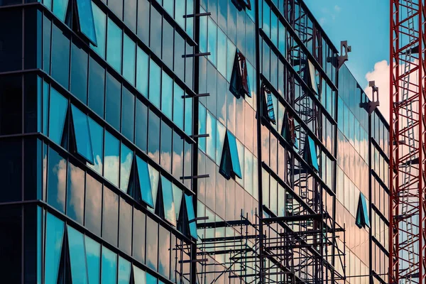 Rekonstruktion Eines Modernen Bürogebäudes Mit Glasfassade Baustelle Mit Gerüsten Und — Stockfoto