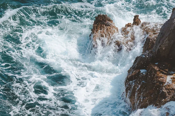 Fale Oceaniczne Hamujące Skałach Wybrzeża Pokrywających Białą Pianką Morską Słoneczny — Zdjęcie stockowe