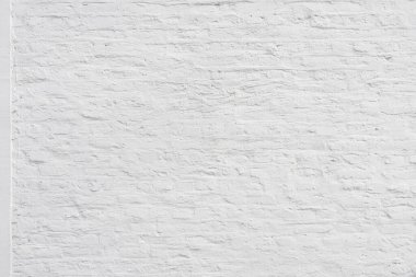 Arka plan olarak tuğla desenli beyaza boyanmış eski alçı duvar