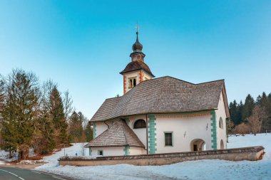Kışın Bohinj St. Duha Kilisesi, seçici odaklanma
