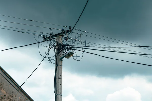 Alter Stromversorgungs Und Straßenlaternenmast Mit Kabeln Und Drähten Gegen Dramatischen — Stockfoto