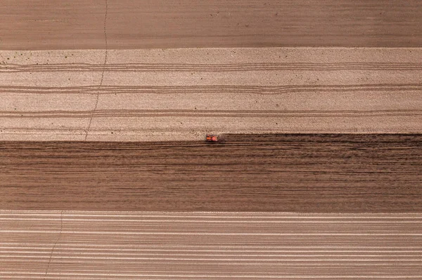 播種期の前に耕運機が取り付けられた農業用トラクター ドローンのポップトップダウンから見た空中ショット — ストック写真