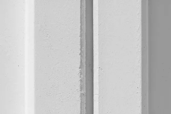 以钢筋柱为背景的白色混凝土墙 — 图库照片