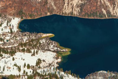 Ukanc 'ın havadan görünüşü, Bohinj Gölü' nün batı kıyısındaki küçük yerleşim bölgesi kışın Sloven ulusal parkı Triglav 'da, ünlü seyahat merkezi, Vogel Dağı' ndan yüksek açılı manzara