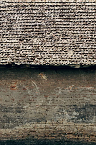 Oude Verlaten Huis Met Beschadigde Bakstenen Muur Versleten Dakpannen Als — Stockfoto