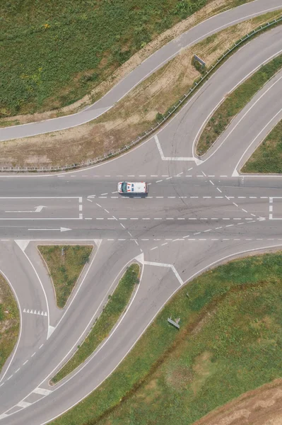 Luftaufnahme Von Rettungswagen Auf Straßenkreuzung Drohne Direkt Darüber — Stockfoto