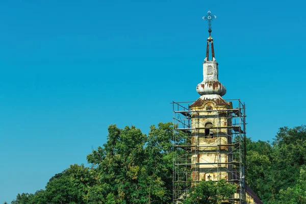 Andaimes Torno Torre Igreja Católica Durante Trabalho Reconstrução Foco Seletivo — Fotografia de Stock
