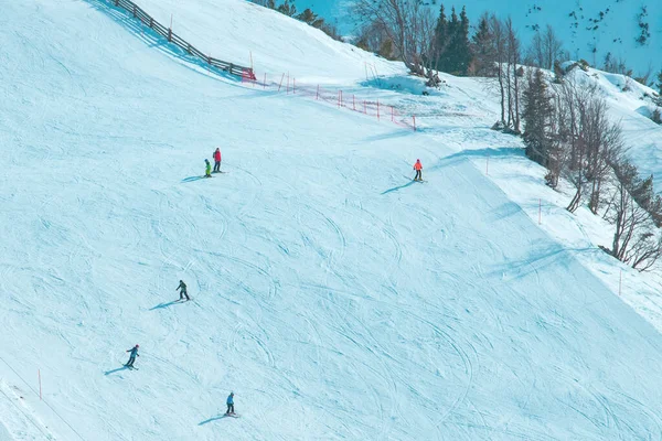 Gran Grupo Esquiadores Disfrutando Soleado Día Invierno Pista Esquí Gente —  Fotos de Stock