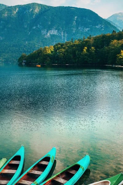 Kanoe Lodě Jezera Bohinj Slovinsku Létě Ráno — Stock fotografie