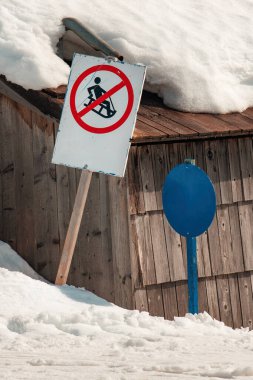 Kışın kayak merkezinde kızakla kaymak yasaktır.