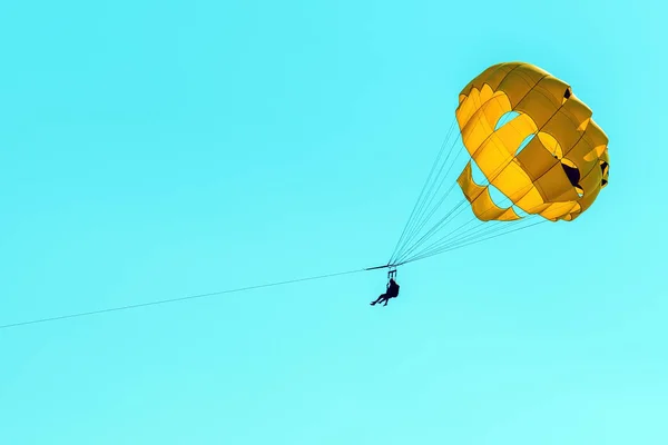 Parasailing Female Person Instructor Using Parachute Blue Summer Sky — Stock Photo, Image