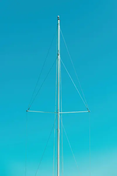Stehende Takelage Eines Bootsmastes Vor Blauem Himmel — Stockfoto