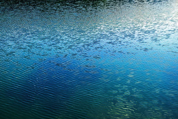 Ripples Powierzchni Wody Słoweńskiego Jeziora Lodowcowego Bohhinj Stworzony Przez Lekki — Zdjęcie stockowe