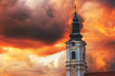 Sırbistan 'ın Novi Sad kentindeki Dormition kilise kulesi. Yaz günbatımında güzel bir ortodoks dini bina. Seçici odak.