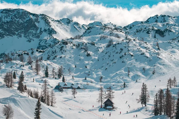 Grande Grupo Esquiadores Desfrutando Dia Ensolarado Inverno Pista Esqui Pessoas — Fotografia de Stock