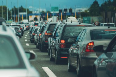 Otoyoldaki büyük araç kuyruğu Yazın ücretli geçiş ücreti, seçici odaklanma